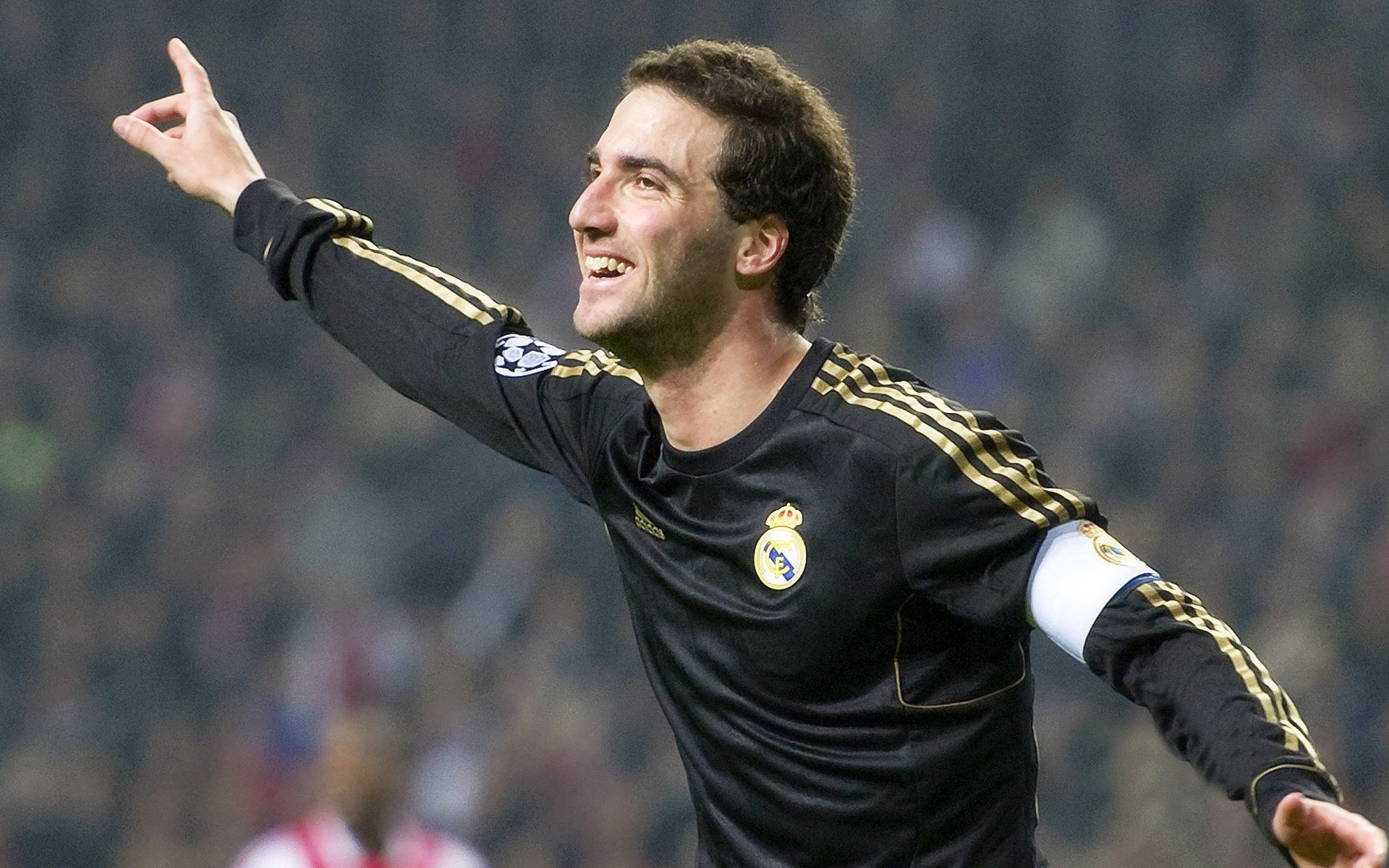 西甲：皇马在主场3-0完胜巴萨，榜首之争激烈爆发，皇马3-3巴萨